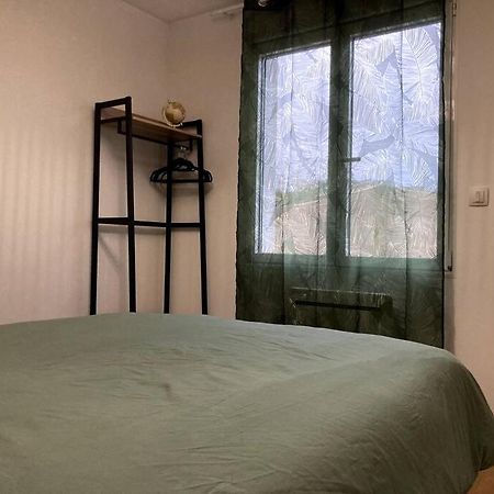 Jolie Maison Avec Courette Бурж Екстериор снимка