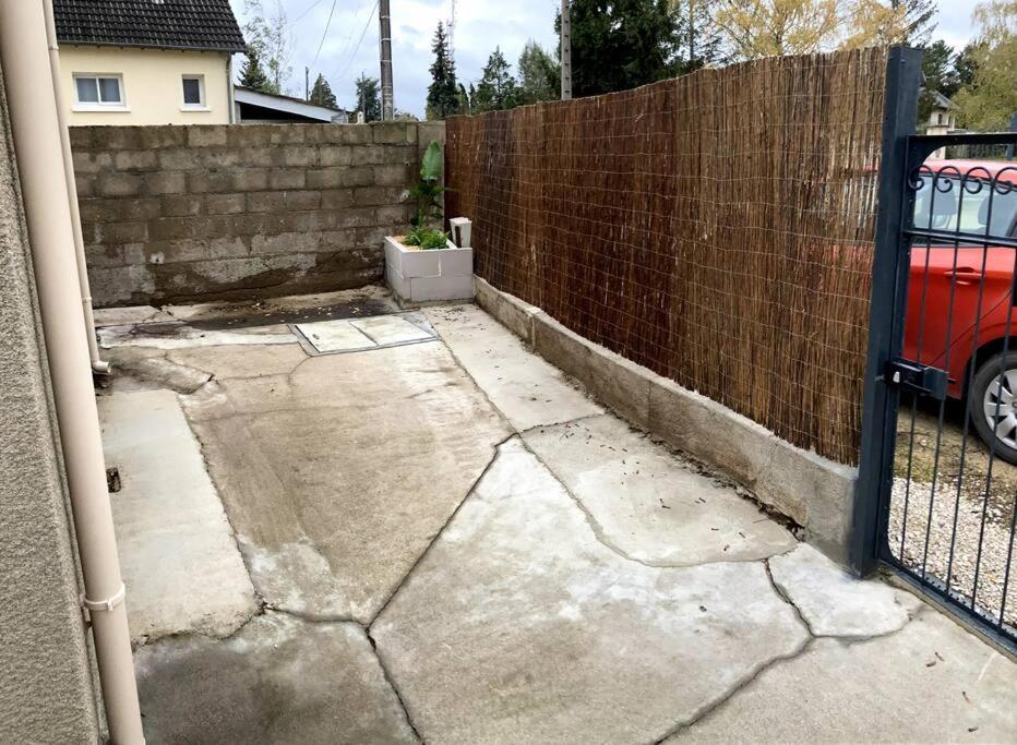 Jolie Maison Avec Courette Бурж Екстериор снимка