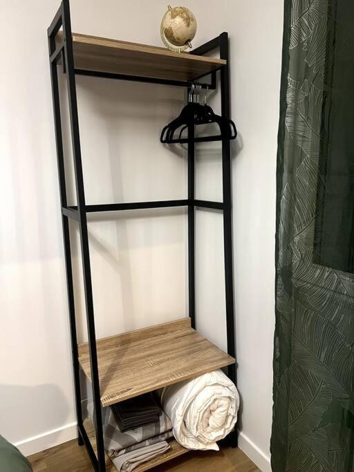 Jolie Maison Avec Courette Бурж Екстериор снимка