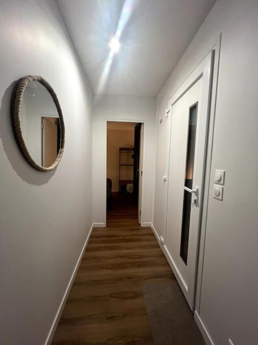 Jolie Maison Avec Courette Бурж Екстериор снимка