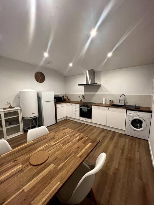 Jolie Maison Avec Courette Бурж Екстериор снимка