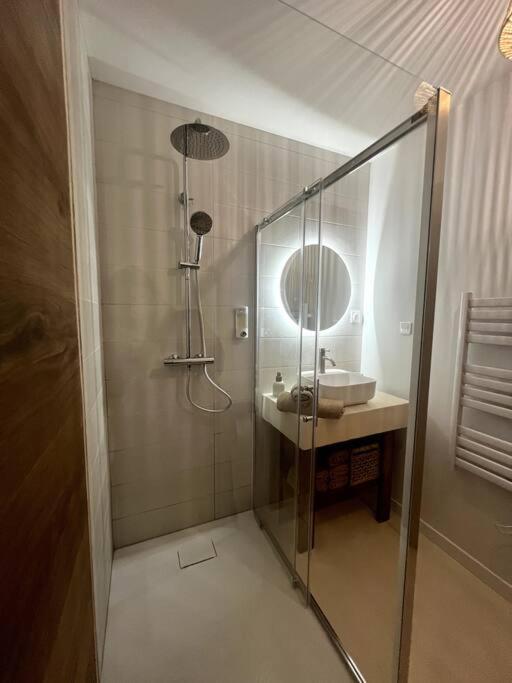 Jolie Maison Avec Courette Бурж Екстериор снимка