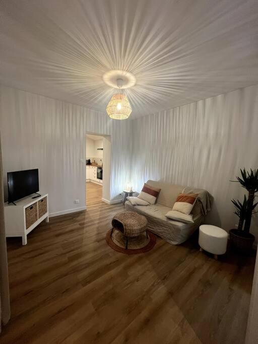 Jolie Maison Avec Courette Бурж Екстериор снимка