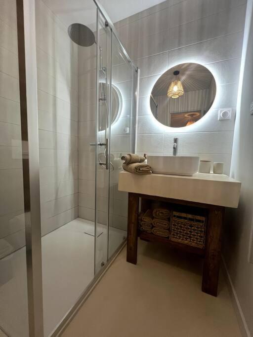 Jolie Maison Avec Courette Бурж Екстериор снимка