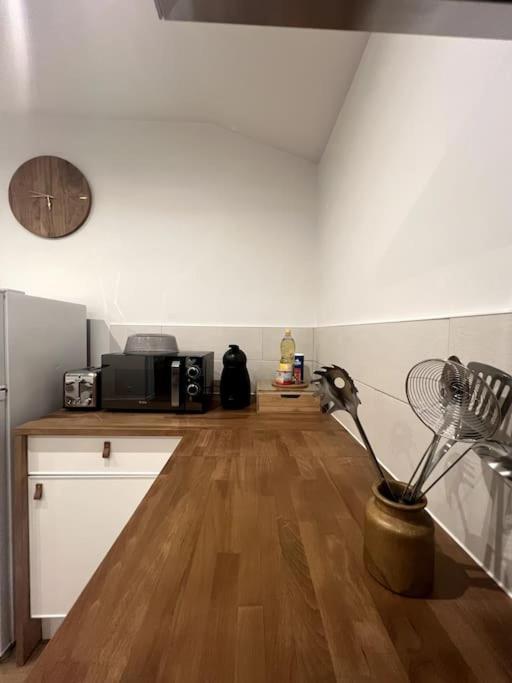 Jolie Maison Avec Courette Бурж Екстериор снимка
