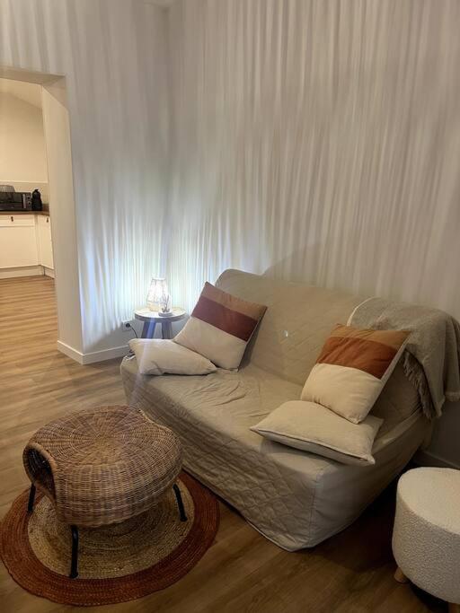 Jolie Maison Avec Courette Бурж Екстериор снимка