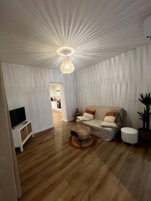 Jolie Maison Avec Courette Бурж Екстериор снимка